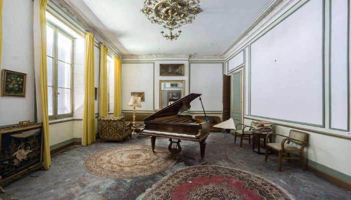منزل أوروبي شبه مهجور يحتوي على بيانو منسي قديم، بعدسة الفنان «رومان ثيري»