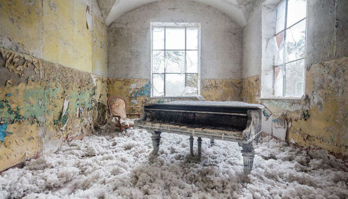 صورة فوتوغرافية للفنان «رومان ثيري» لبيانو منسية في مكان مهجور وقديم جداً