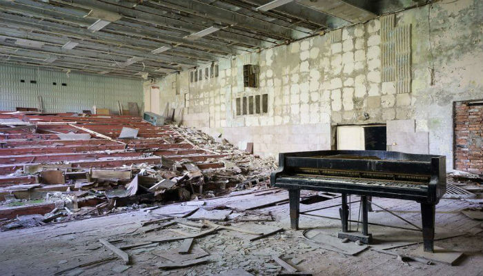 بيانو منسية من مكان مهجور من أوروبا بعدسة الفنان «رومان ثيري»