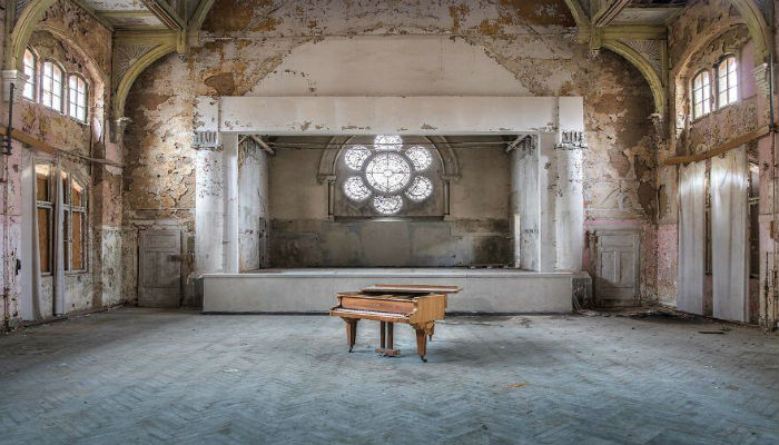 صورة فوتوغرافية للفنان «رومان ثيري» لبيانو منسية في مسرح قديم في أوروبا