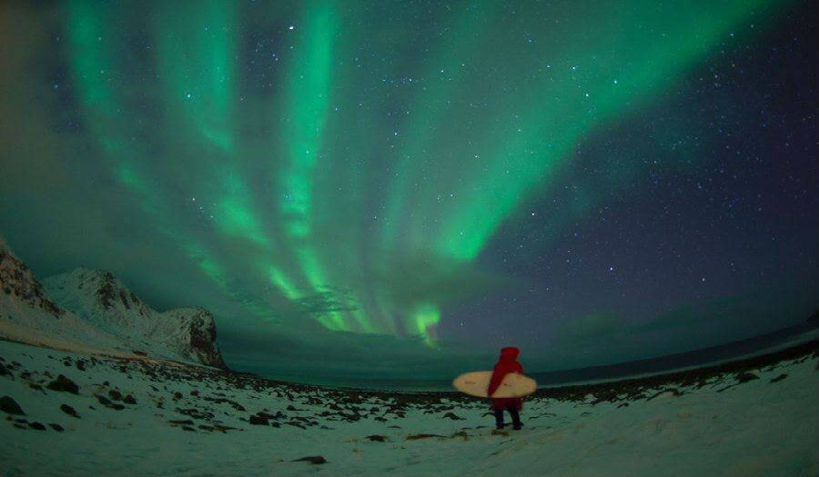 «الشفق القطبي» يظهر على أحد شواطئ «جزر لوفوتن» في النرويج