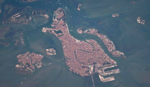 «مدينة البندقية» وقناتها الرئيسة في إيطاليا
