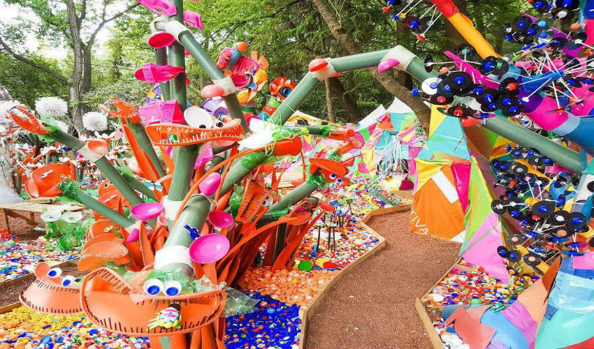 أشكال متنوعة في الغابة البلاستيكية الملّونة في مدينة ميكسيكو سيتي-المكسيك