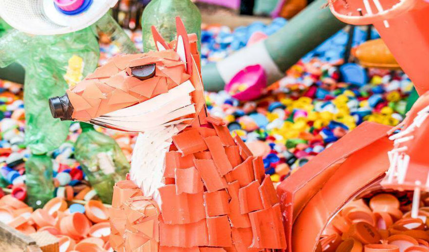حيوان الثعلب البلاستيكي في الغابة البلاستيكية في المكسيك من تصميم الفنان «توماس دامبو»