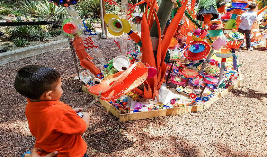 طفل يلعب في الغابة البلاستيكية الملّونة في المكسيك