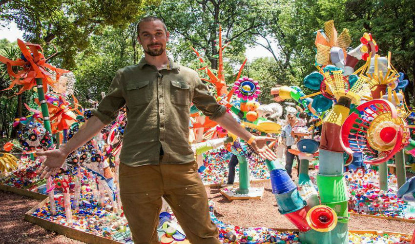 الفنان «توماس دامبو» في الغابة البلاستيكية الملّونة في المكسيك