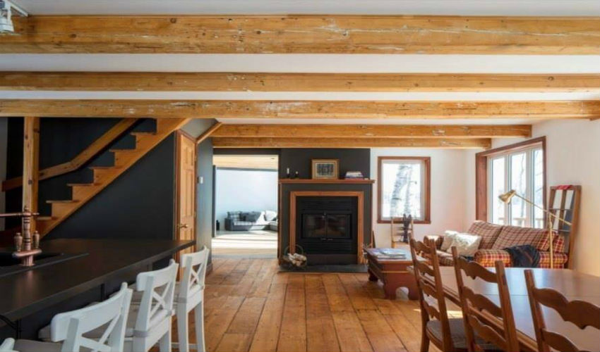غرفة عائلية مفتوحة على كافة المنزل في الكوخ الريف في كيبك الكندية
