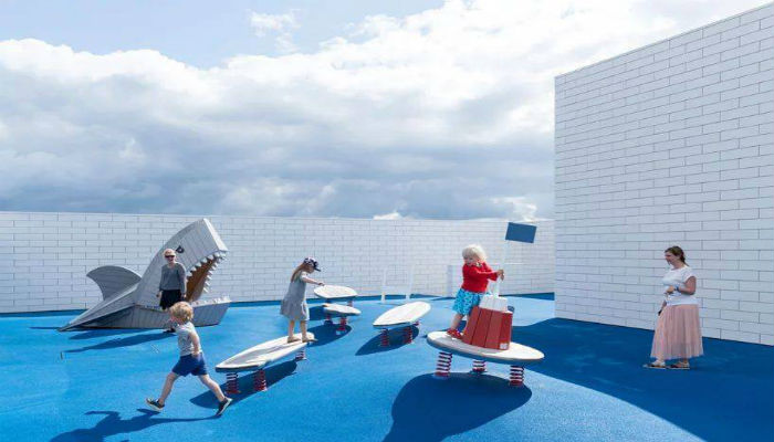 الأطفال يلعبون في منزل من مكعبات الـ«ليغو» في الدنمارك