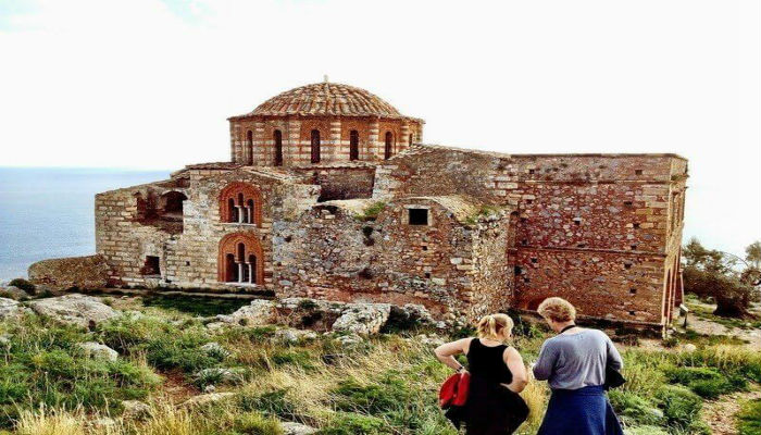 كنيسة البيزنطية القديسة «آجيا صوفيا» في جزيرة «مونيمفاسيا» 