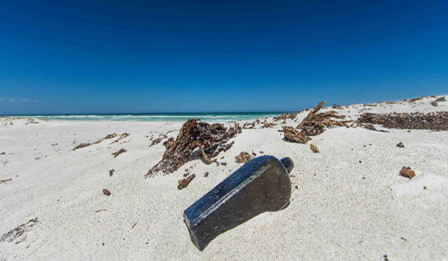 الزجاجة القديمة التي عثر عليها على أحد شواطئ أستراليا