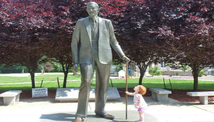 تمثال لـ«روبيرت والدو» في مدينة ألتون الأمريكية تخليداً لذكراه