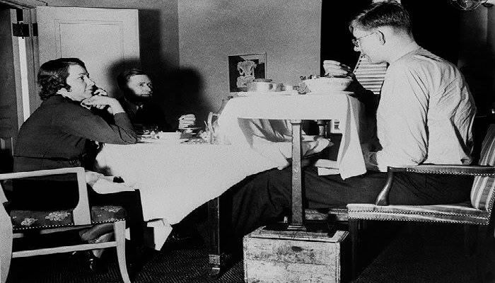 «روبيرت والدو» أطول رجل في التاريخ يأكل على مائدة خاصة به