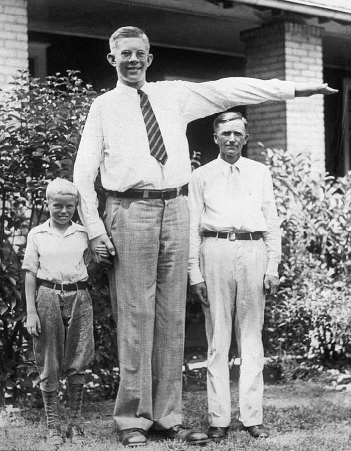صورة لـ«روبيرت والدو» أطول رجل في التاريخ في مراحل نموه مع والده وشقيقه