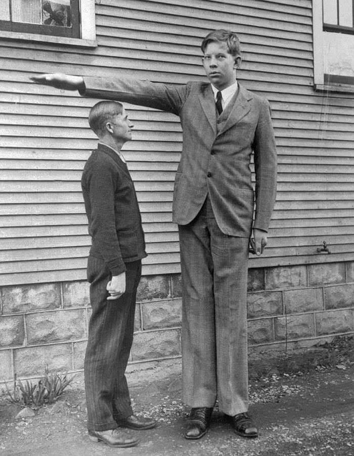 «روبيرت والدو» أطول رجل في التاريخ في مرحلة من مراحل نموه مقارنةً مع والده