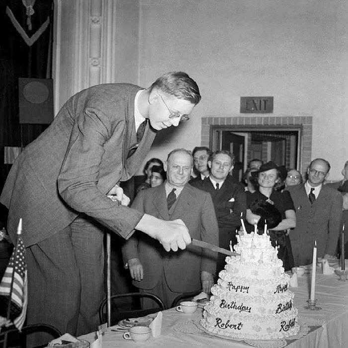 «روبيرت والدو» أطول رجل في التاريخ يحتفل بعيد ميلاده مع عائلته وأصدقائه