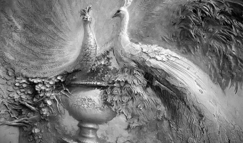 تقنية النحت البارز على شكل طاووسان بواسطة الفنان الروسي «غوغا تانداشفيلي»