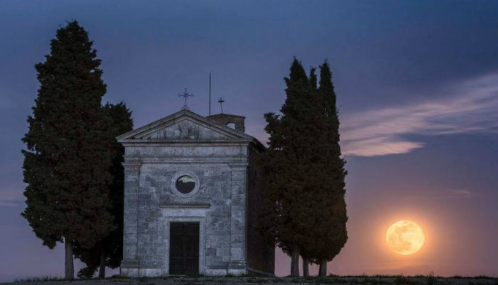 منظر غروب الشمس في إقليم توسكانا في إيطاليا