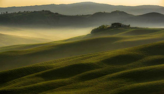 الأراضي الخضراء الساحرة في إقليم توسكانا في إيطاليا