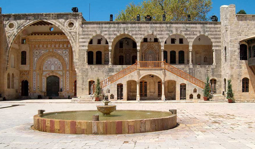 قصر بيت الدين يقع في منطقة الشوف في جبل لبنان، وهو يعتبر من اهم المزارات السياحية في لبنان.