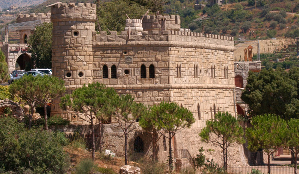 يعتبر قصر موسى من المتاحف اللبنانية المميزة من حيث بنائه ومضمونه ويقع هذا القصر في مدينة بيت الدين الموجودة في قضاء الشوف.