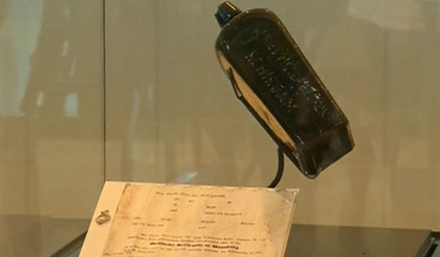 الزجاجة والرسالة التي تم استكشافها على أحد الشواطئ الأسترالية، وضعت في المتحف الوطني في أستراليا