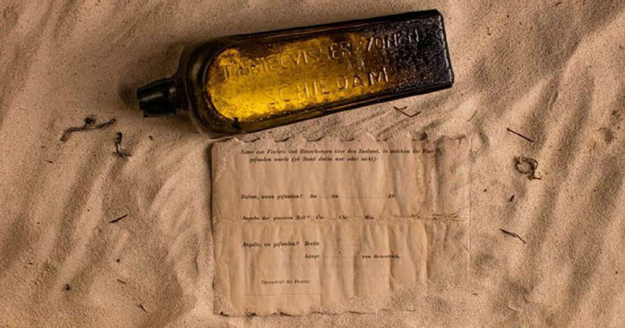 الزجاجة التي كانت تستعمل لتعبئة مشروب «الجن» وعثر بداخلها على الرسالة