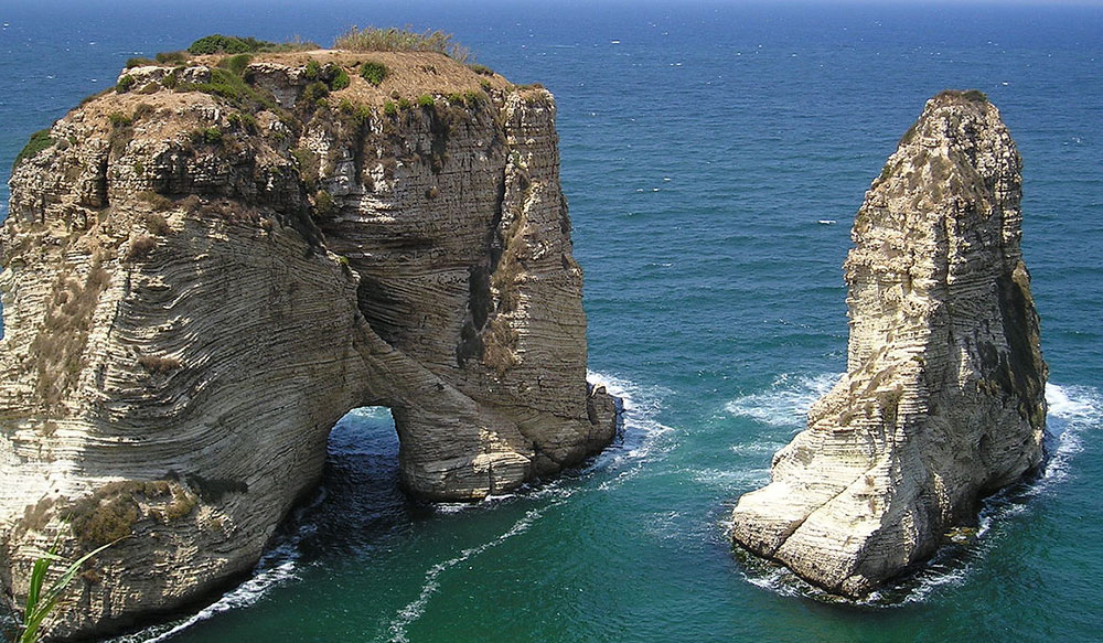 تقع صخرة الروشة على الساحل البحري في بيروت.