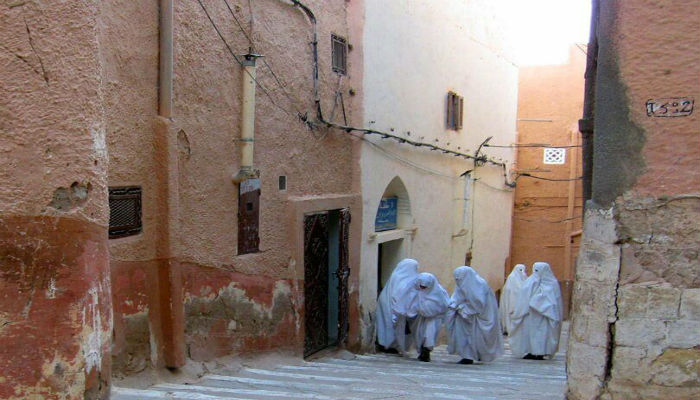 بعض النساء في شوارع مدينة «غرداية» في «وادي ميزاب» الجزائرية