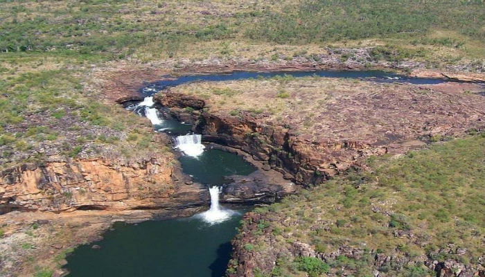 صورة لشلالات «ميتشيل» الخلابة في أستراليا من الأعلى