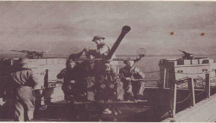 القوات البريطانية اثناء الحرب العالمية الثانية داخل حصون «مونسيل» البحرية وتعلوها مدافع مضادة للطائرات