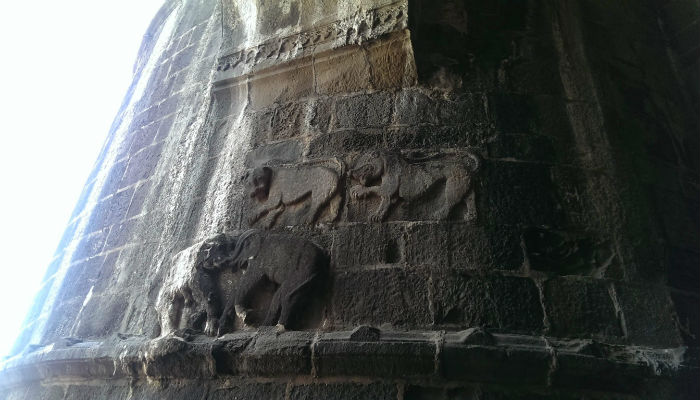تماثيل منحوتة للأفيال والنمور على جدار حصن «مراد جانجيرا» في الهند