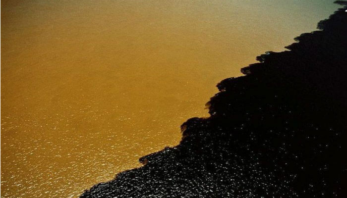 صورة إلتقاء نهر «ريو نيغرو» الأسود بنهر «سوليموس» الرملي في البرازيل