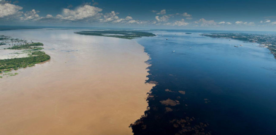 ظاهرة إلتقاء نهر «ريو نيغرو» بنهر «سوليموس» في البرازيل