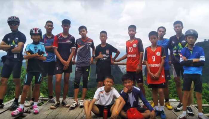 الفتية الإثنا عشر ومدربهم العالقين في كهف «ثام لوانغ» في تايلاند