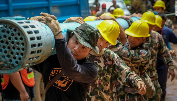 فريق مختص لمساعدة العالقين في كهف «ثام لوانغ» في تايلاند عبر تفريغ المياه من داخل الكهف الى الخارج