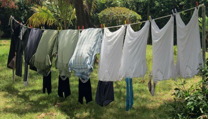 إغسل كل ملابسك الموجودة في خزانتك حتى وإن كانت نظيفة