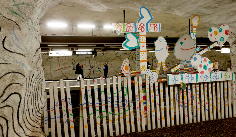 بعض من الأداء الفني في مترو «ستوكهولم» في السويد تحت الأرض