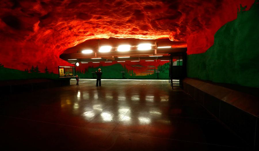 مدخل مترو «ستوكهولم» في السويد تحت الأرض