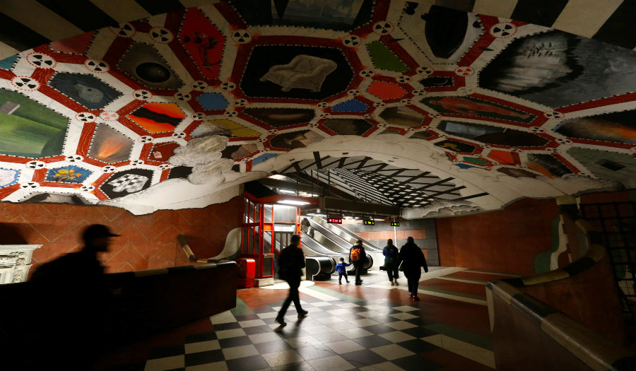 رسومات فنية على سقف مترو «ستوكهولم» في السويد