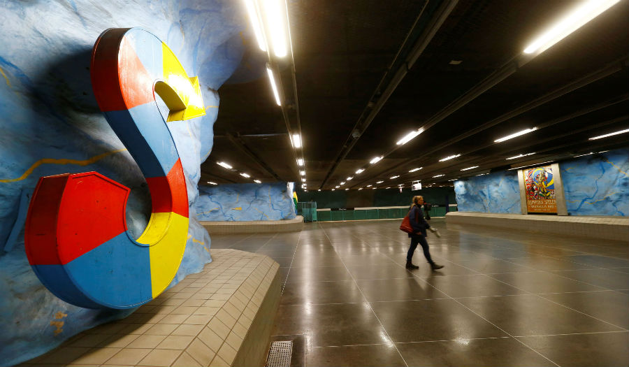 رسومات فني في مترو «ستوكهولم» في السويد تحت الأرض