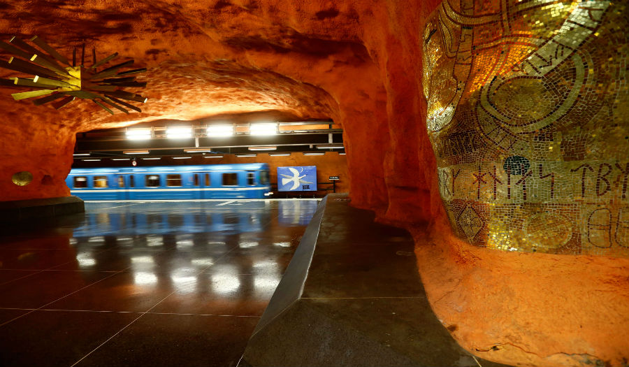 رسومات مميزة على حائط مترو «ستوكهولم» في السويد تحت الأرض