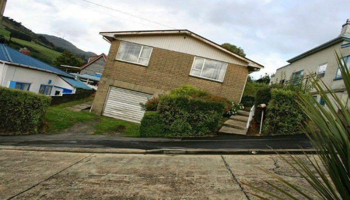 منزل متمايل في شارع "بالدوين" في نيوزيلندا
