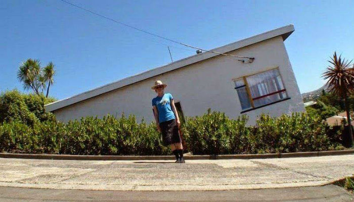 فتاة تقف متمايلة في شارع "بالدوين" في نيوزيلندا