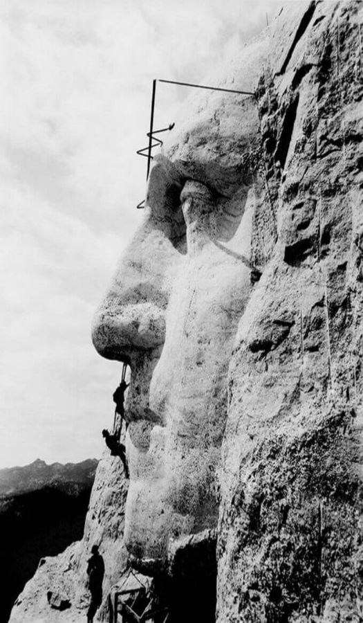 عام 1932 أثناء نحت جبل راشمور في داكوتا-الولايات المتحدة الأمريكية