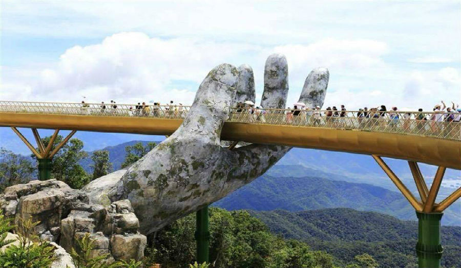 الجسر الذهبي على تلال «با نا» في فيتنام 