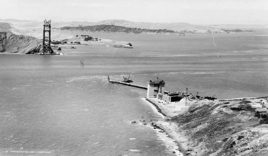 جسر غولدن غيت أثناء بنائه في سان فرانسيسكو عام 1934