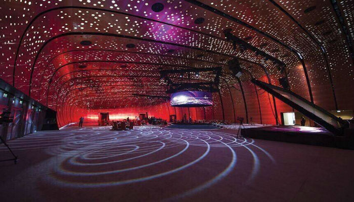 قاعة داخل مركز الملك عبد العزيز الثقافي العالمي "إثراء"