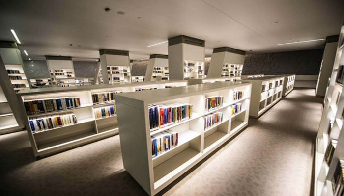 مكتبة عصرية داخل مركز الملك عبد العزيز الثقافي العالمي "إثراء"