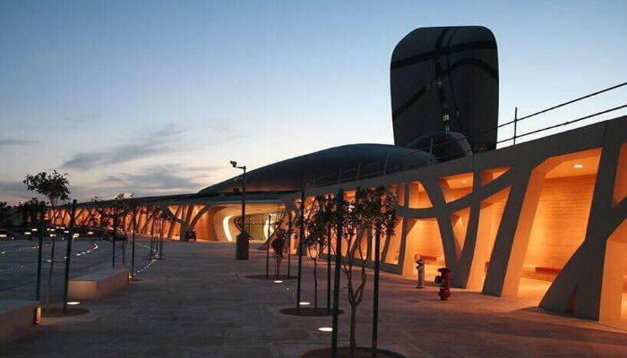مركز الملك عبد العزيز الثقافي العالمي "إثراء" من الخارج ليلاً