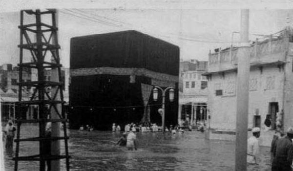 اجتياح السيول مكة المكرمة عام 1941م حيث غطت المياه الحرم المكي وأخذ الطواف بالسباحة